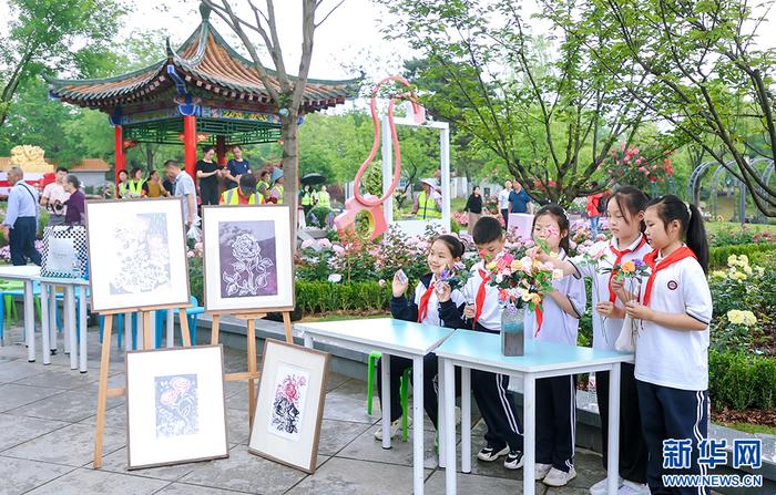 小学生在世界花园大会武汉会场体验插花艺术。新华网发（武汉市园林和林业局供图）