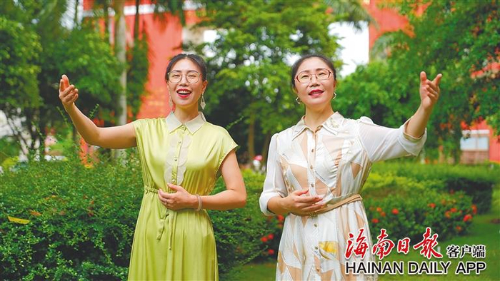 在业界被誉为“夜莺姐妹”组合的敖乌云（右）和敖玉红。海南日报记者 张茂 摄