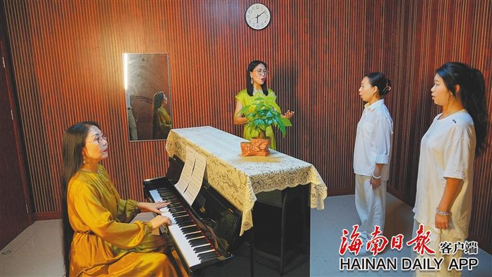5月9日，在海南科技职业大学琴房，敖乌云和敖玉红姐妹给学生上音乐课。海南日报记者 张茂 摄