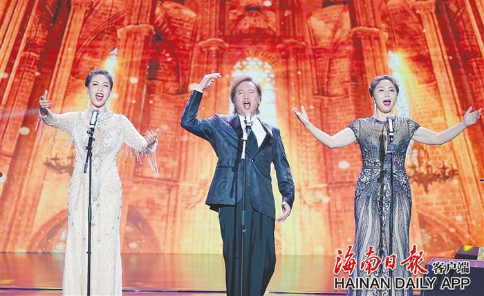 2022年12月9日，在“夜莺姐妹 南海颂歌”专场音乐会上，戴玉强作为助唱嘉宾参加演出。海南日报记者 张茂 摄