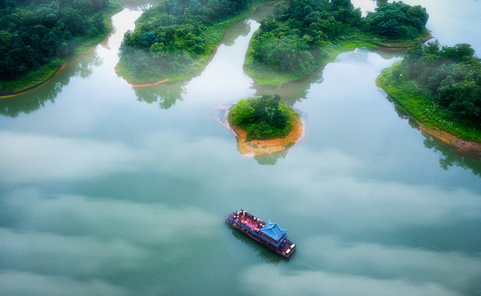 　　泛舟龙水湖上。活动主办方供图