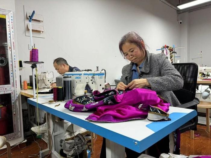   在设计师翟清涛的工作室内，工人们在绣制服装。新华社记者赵逸赫 摄