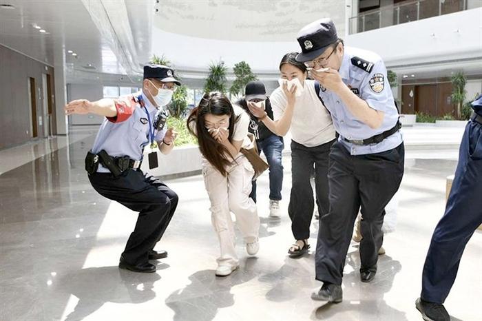 5月9日，郑州金水分局巡特警在金水区图书馆组织开展消防应急处置救援演练（来源：河南法制报）