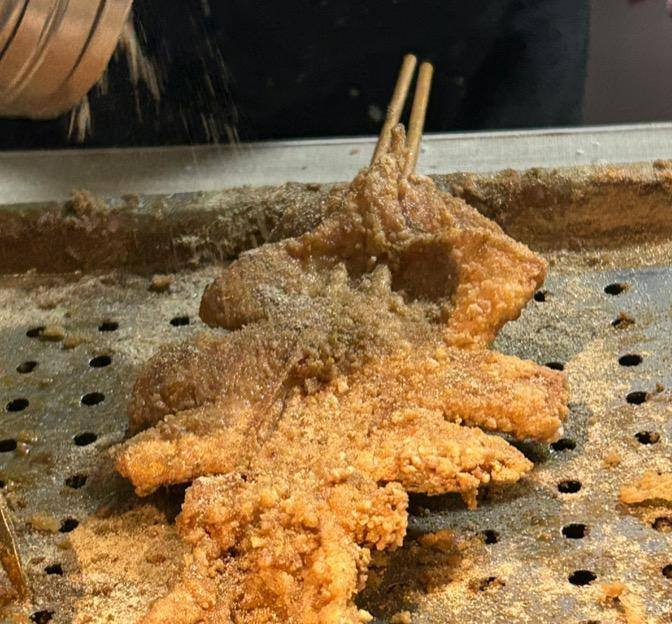 古镇上的大鱿鱼。林可供图。