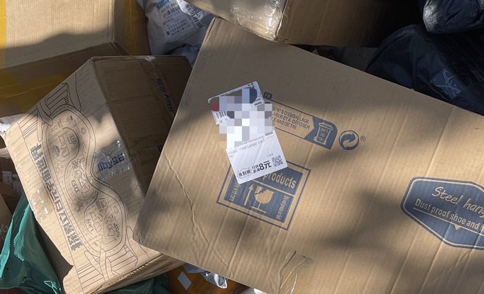 驿站快递中随处可见扫码送现金的广告。 图片来源：每经记者 赵雯琪 摄