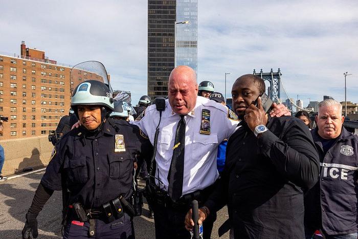 美国纽约一名高级警官不小心向自己喷了胡椒喷雾。