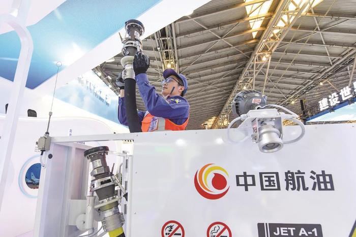 中国航油工作人员现场展示C919航油加注工作，加满油需要50分钟。 本报记者邢千里摄
