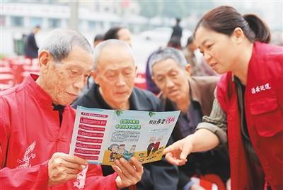 四川省广安市的志愿者在社区进行网络反诈宣传。邱海鹰 摄（人民视觉）