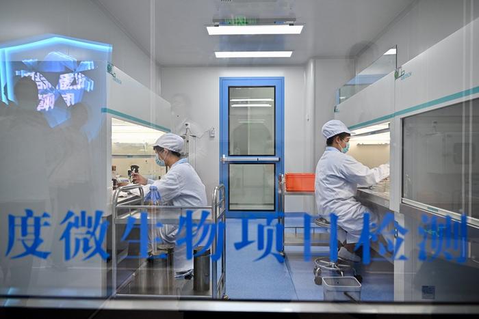 2024年5月8日，福建长富乳品有限公司工作人员在对乳品进行微生物项目检测。新华社记者 姜克红 摄