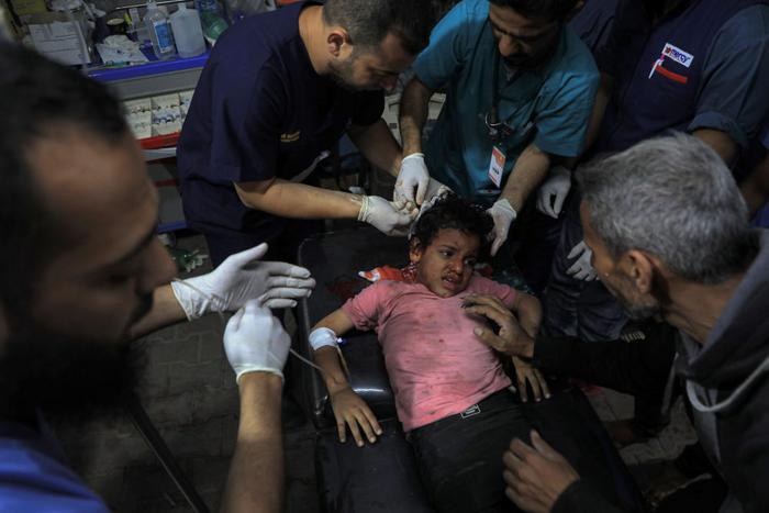   5月8日，在加沙地带南部城市拉法，一名因以军轰炸受伤的儿童在临时诊所接受救治。新华社发（里泽克·阿卜杜勒贾瓦德摄）