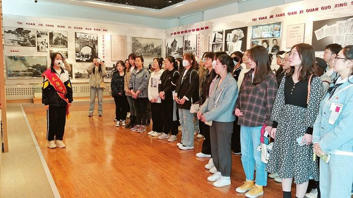 图①：太原市财贸学校学生在太原解放纪念馆开展红色志愿讲解活动。要佳 李妍摄