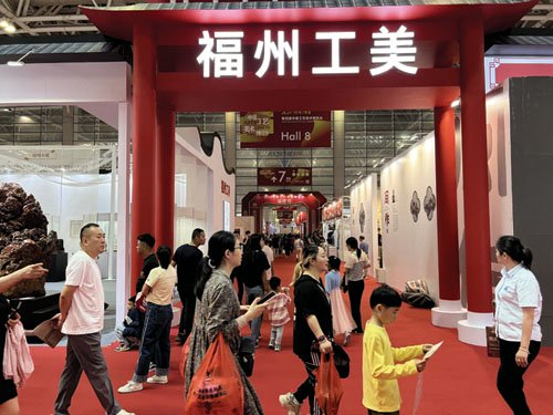 　　图为福州工美展区人流如织。