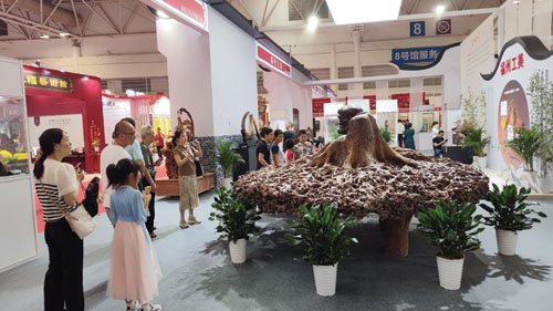 　　图为观众正在欣赏福州木雕作品。