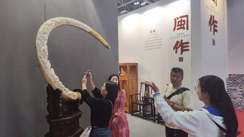 　　图为观众正在欣赏福州象牙雕作品。