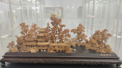 　　图为福州木雕作品《江南古韵》。
