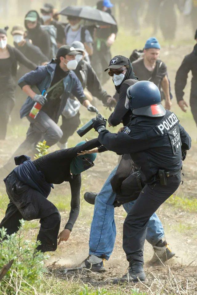 抗议者与勃兰登堡警方爆发冲突