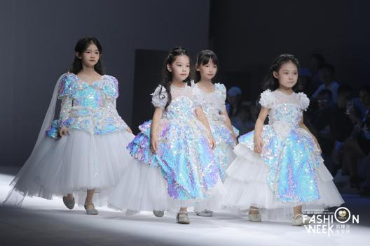 mini mode少儿时尚嘉年华携十余国儿童 点亮2024消博会时装周