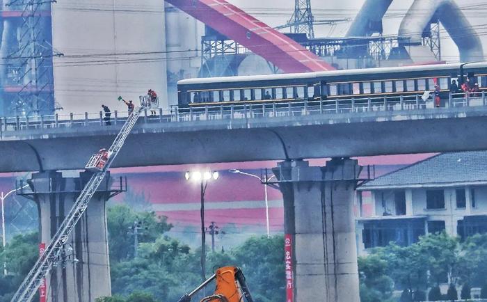 记者直击：列车被困高架桥，15分钟成功救援！