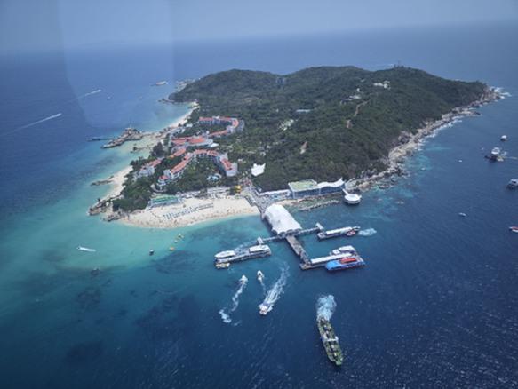 图为直升机空中游览过程中拍摄的三亚蜈支洲岛。　记者　周慧敏　摄