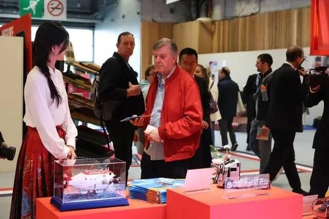 图/“蛟龙号”载人潜水器模型亮相法国巴黎国际博览会