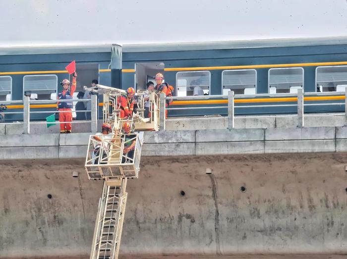 记者直击：列车被困高架桥，15分钟成功救援！