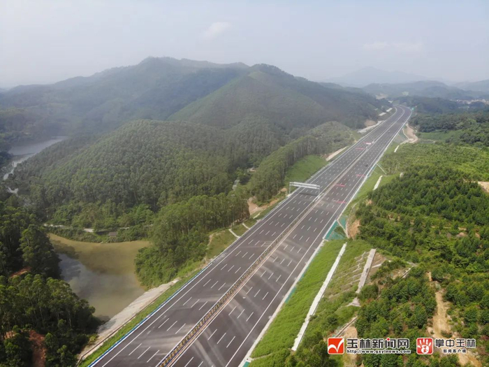 航拍兴业县境内路段。