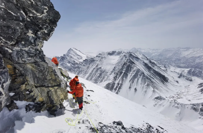 ▲首届岷山雪宝顶冰雪登山节现场 图据川藏登山运动服务有限责任公司（川藏队）