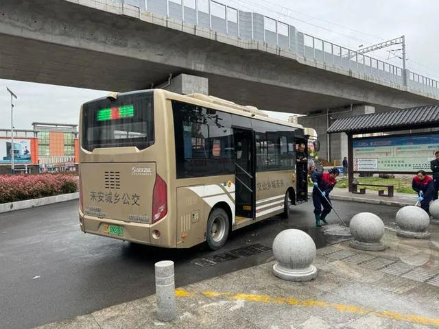 往返于滁宁城际铁路“汊河新城站”和南京市地铁3号线“林场站”的接驳车。新华社记者赵逸赫 摄
