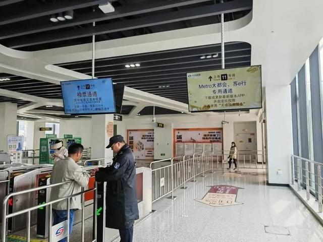 乘客在轨道交通花桥站乘车。新华社记者郑生竹 摄