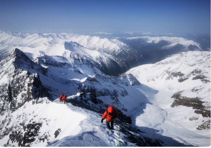▲首届岷山雪宝顶冰雪登山节现场 图据川藏登山运动服务有限责任公司（川藏队）