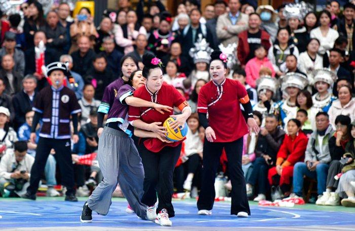 5月1日，黔东南州代表队球员（红色衣服）与铜仁市代表队球员在贵州省第一届“姑妈”篮球邀请赛决赛中拼抢。（来源：新华社）