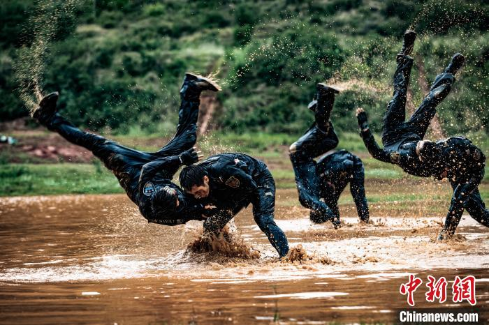 图为云豹突击队员在山地进行训练。昆明警方供图