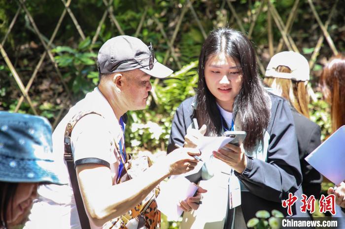 5月13日，台湾少数民族代表和岛内高校大学生在重庆参访时互动。　(重庆市台办供图)