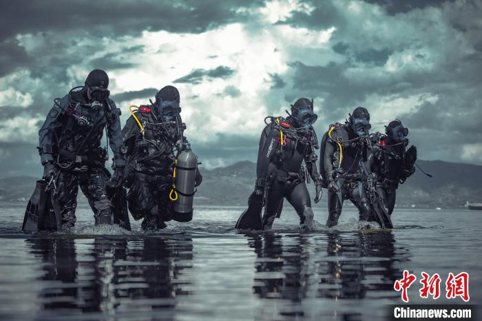 图为云豹突击队“蛙人”小组开展水下训练。昆明警方供图
