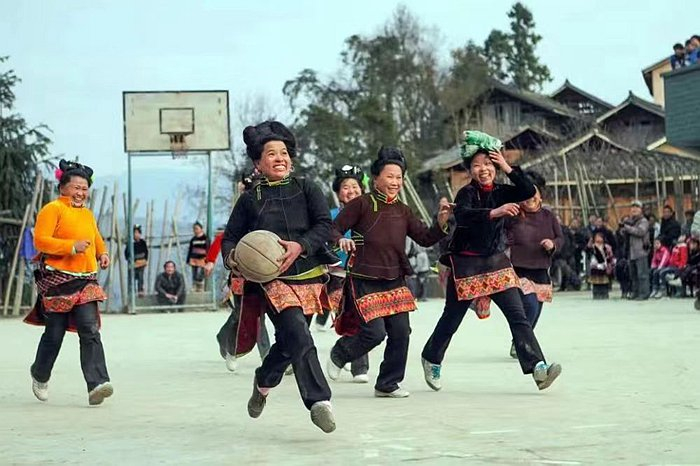 这是向泽忠拍摄的“姑妈”篮球赛现场。（来源：新华社）