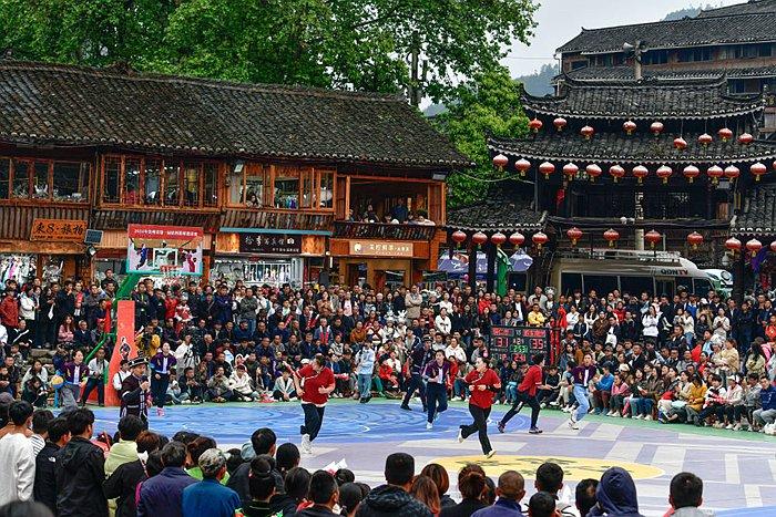 5月1日，2024年贵州省第一届“姑妈”篮球邀请赛现场，观众在观看比赛。（来源：新华社）