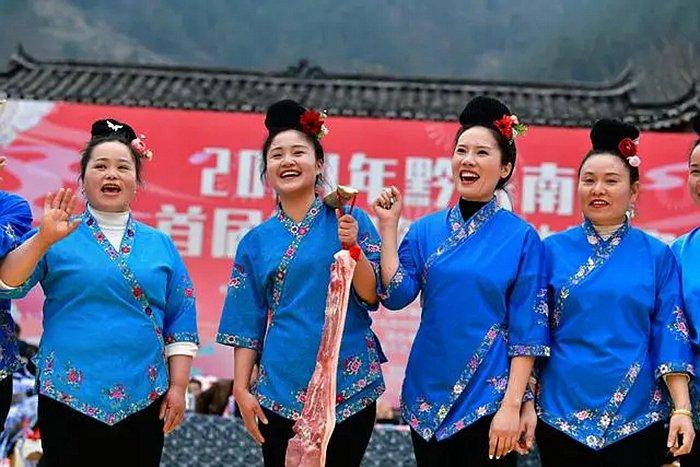 3月8日，剑河县队在2024年黔东南州首届姑妈篮球赛的一场比赛结束后，展示获得的奖品。 （来源：新华社）