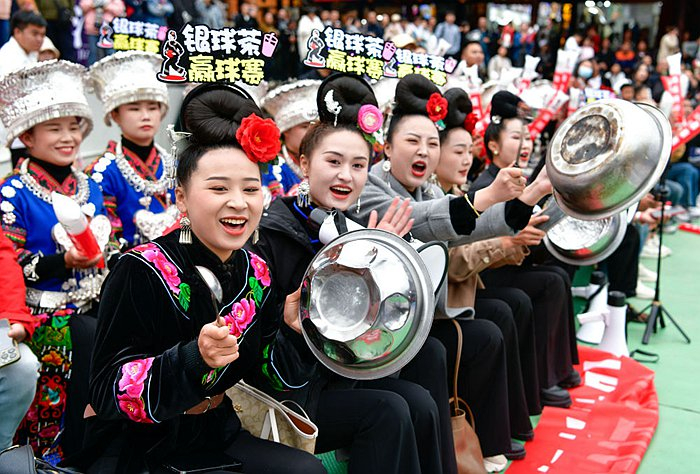 5月1日，观众在比赛中为队员加油助威。（来源：新华社）