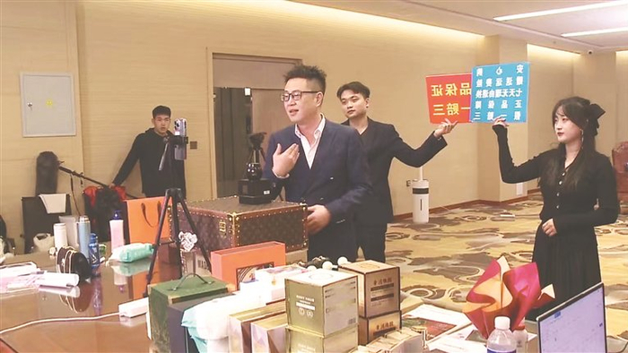 咔诗迪曼主播直播带货。