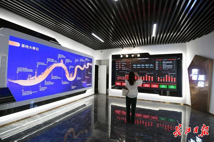 武汉基金产业基地对全国股权投资市场数字分析。长江日报记者史伟 摄