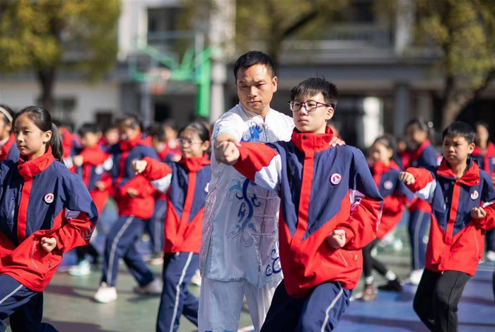 雷超（中）在黄梅县第一小学教授岳家拳。 石勋 摄