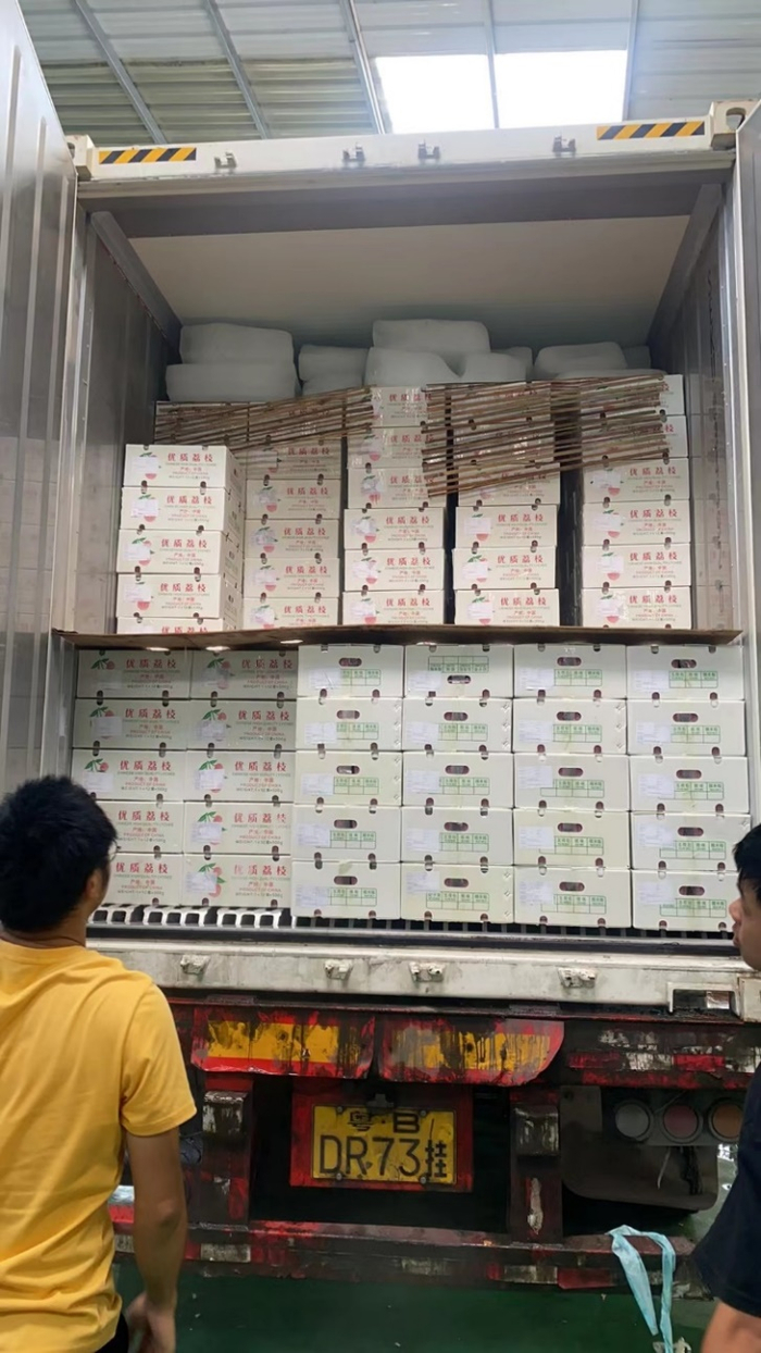 荔枝季，赖启春的拼多多店铺每天都打包好发货。赖启春 | 摄