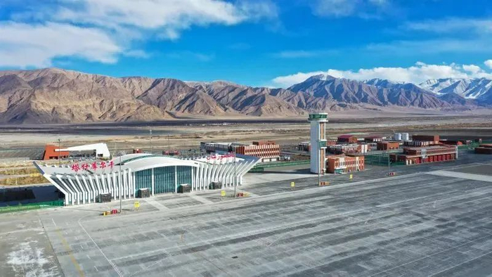 塔什库尔干红其拉甫机场（无人机照片）。新华社记者丁磊摄