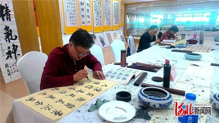 5月8日上午，香河县大爱书院养老中心的老人们正在练习书法。河北日报记者 刘英摄