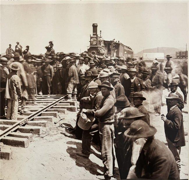 (历史图片:太平洋铁路工人中的华人身影)