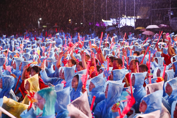 第十一届湖北省黄梅戏艺术节，市民在雨中看戏。程吉杨 摄