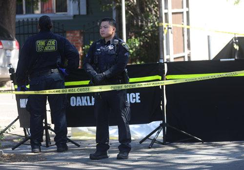 4月19日，美国加州奥克兰。警方封锁一起枪击案现场进行调查。（图片来源：视觉中国）