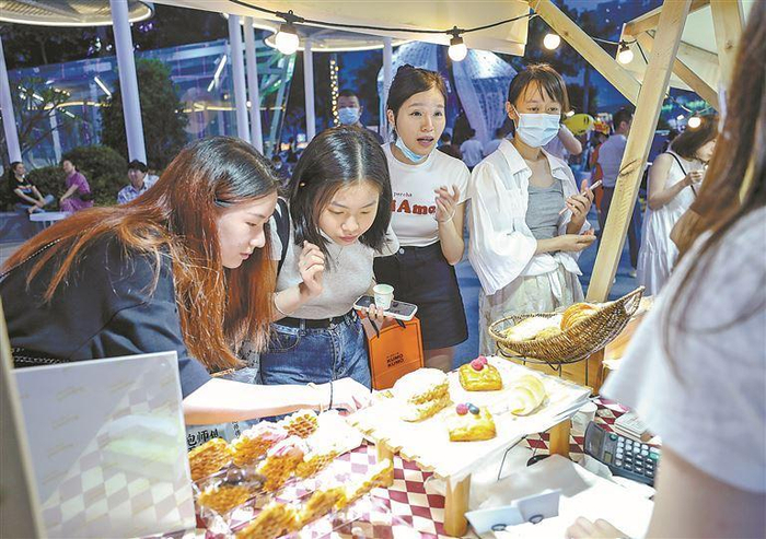 　　购物节将为您带来非遗美食和地方特色美食的体验之旅。图为去年购物节现场。（资料图/本报记者 张奇辉 摄）