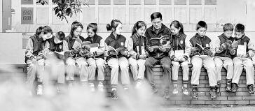     浙江省嘉兴市三水湾小学“读书角”。新华社发