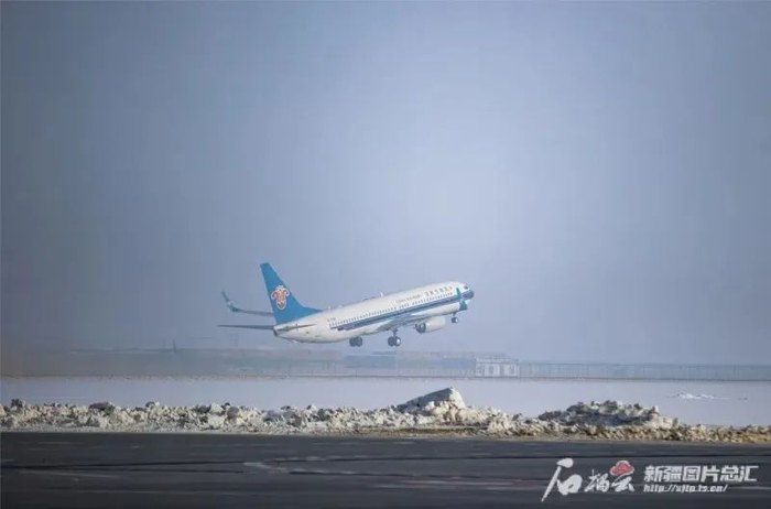 1月11日，一架客机在奇台江布拉克机场进行实地验证试飞。巨海成摄